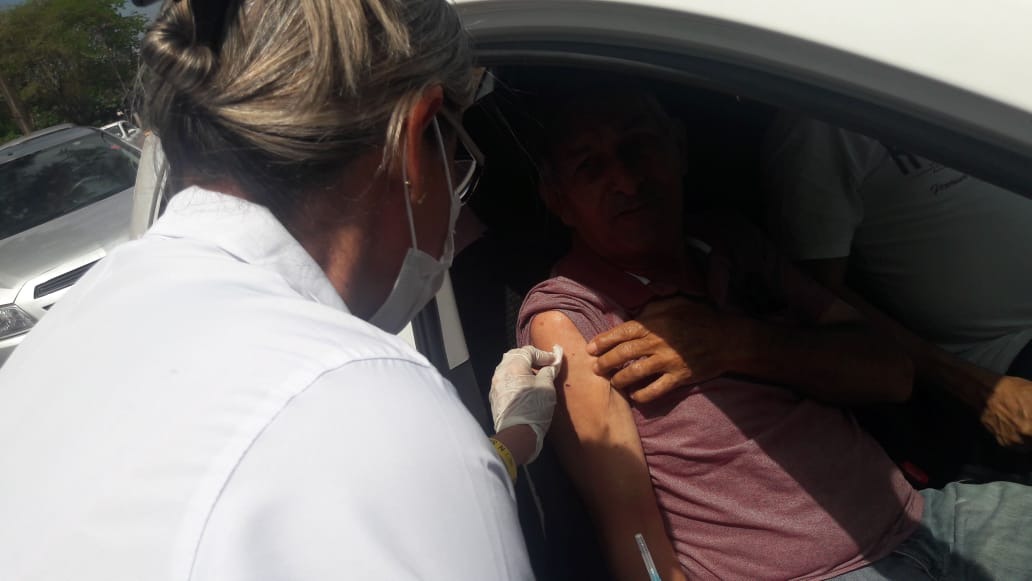 Campanha de vacinação contra a Influenza será retomada nesta terça Vacinação no sistema Drive Thru será realizada nos dias 8 e 15 de abril, no Douradão e na Unidade I da UFGD. A. Frota
