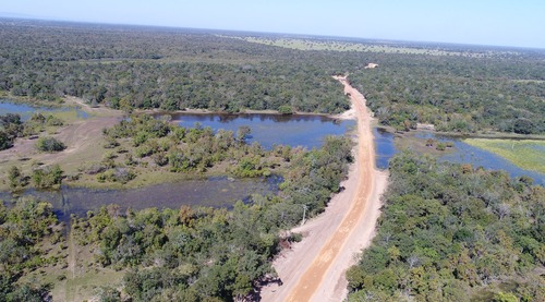 Implantação de 34 km da MS-423, descendo a Serra da Alegria para o interior do Pantanal da Nhecolândia.
