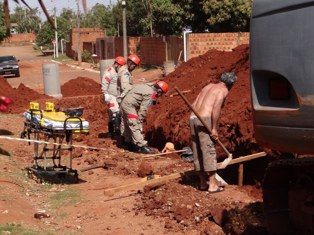 Bombeiros resgatam trabalhador depois desmoronamento de terra em obra de drenagem Rodrigo Rodrigues/Nova Alvorada News