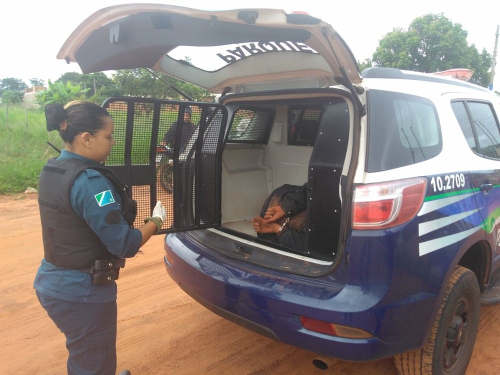 Moradores amarram suspeito de furtos em poste no bairro Noroeste Após ser amarrado, ladrão é levado pela PM (Foto: Osvaldo Nóbrega)