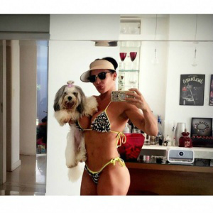Aos 41 anos, Scheila Carvalho posa de biquininho e humilha invejosas