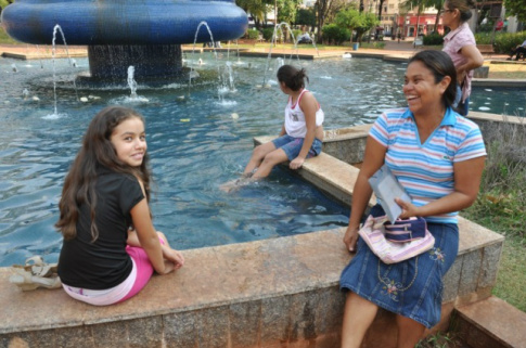 Campo-grandenses buscam alternativas para se livrar de calor infernal Dona de casa sentou próximo ao chafariz para se refrescar. (Foto: Marcelo Calazans)