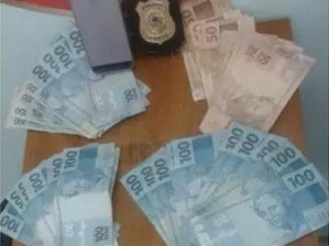 Foram recuperados parte do dinheiro, iPhone e uma motocicleta (Foto: Divulgação/PC)