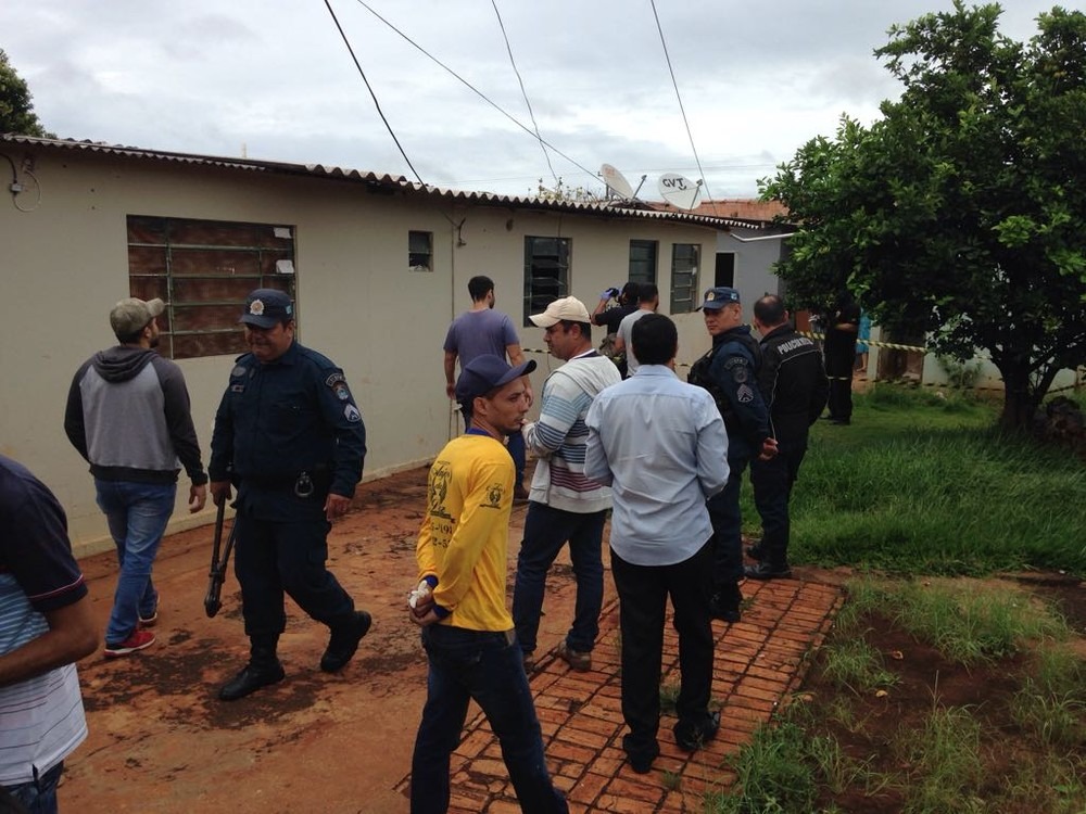 Aposentado é encontrado morto com mãos e pés amarrados Polícia e família no terreno da casa onde aposentado morava (Foto: Osvaldo Nóbrega)