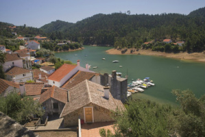 Conheça Dornes, uma vila medieval às margens de um rio esmeralda O belo cenário de Dornes com suas casinhas e o rio Zêzere (Foto: Ora, Pois!)