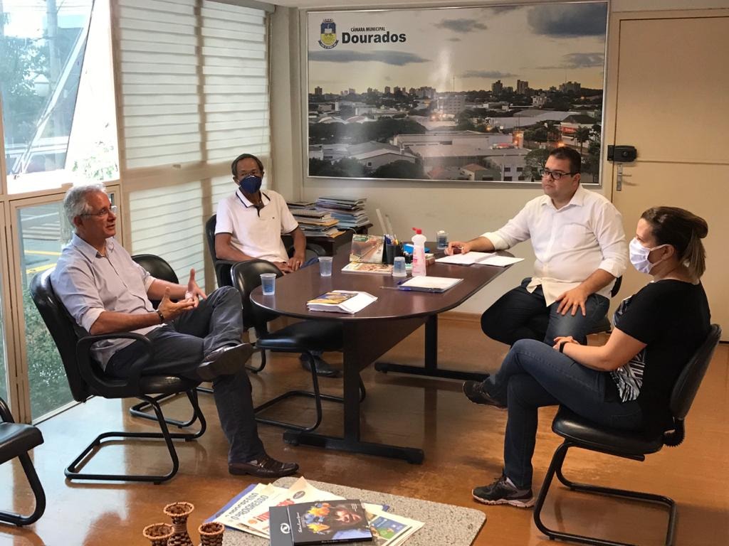 Câmara de Dourados discute a possibilidade de realização de sessões on-line Os vereadores Alan Guedes, Elias Ishy, Sergio Nogueira e Daniela Hall se reúnem no gabinete de Presidência