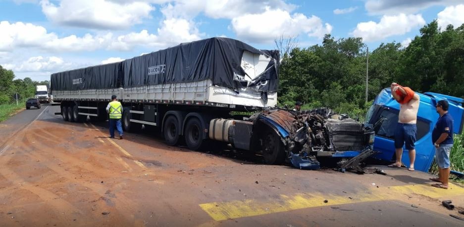 Acidente entre caminhões deixa motorista ferido na BR-262