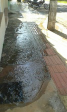 Há dois dias esgoto vaza em calçada da Avenida Mato Grosso Há dois dias água suja está vazando de esgoto. (Foto: Repórter News)