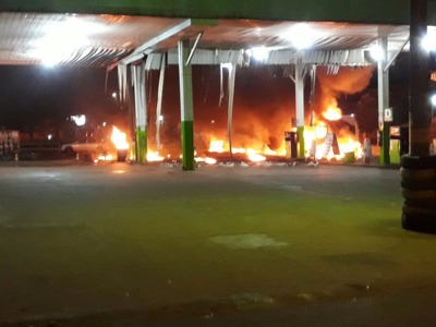 Fogo no posto de combustíveis, em Vicentina (Foto: Corpo de Bombeiros/ Divulgação)
