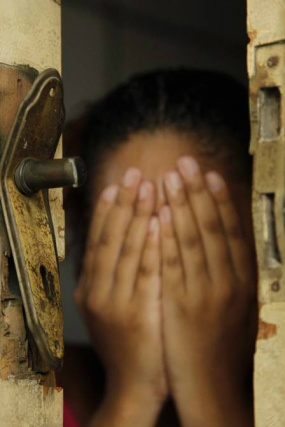 Nova leva de moradores expulsos do ‘Minha casa, minha vida’ revela que tráfico usa móveis financiados pelo governo Maria: fuga só com a roupa do corpo, com seus quatro filhos Foto: Fábio Guimarães / Extra / Extra - Cidade