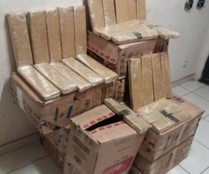 Choque fecha depósito de maconha nas Moreninhas Droga apreendida pelos policiais do Choque na noite de ontem. - Divulgação/ Choque