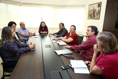 Prefeitura analisa todos os projetos que serão iniciados em 2018 Foto: A. Frota
Prefeita Délia Razuk com o núcleo técnico das secretarias de Obras e Planejamento