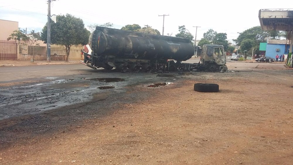 Situação do caminhão depois do incêndio controlado (Foto: Gessé André)