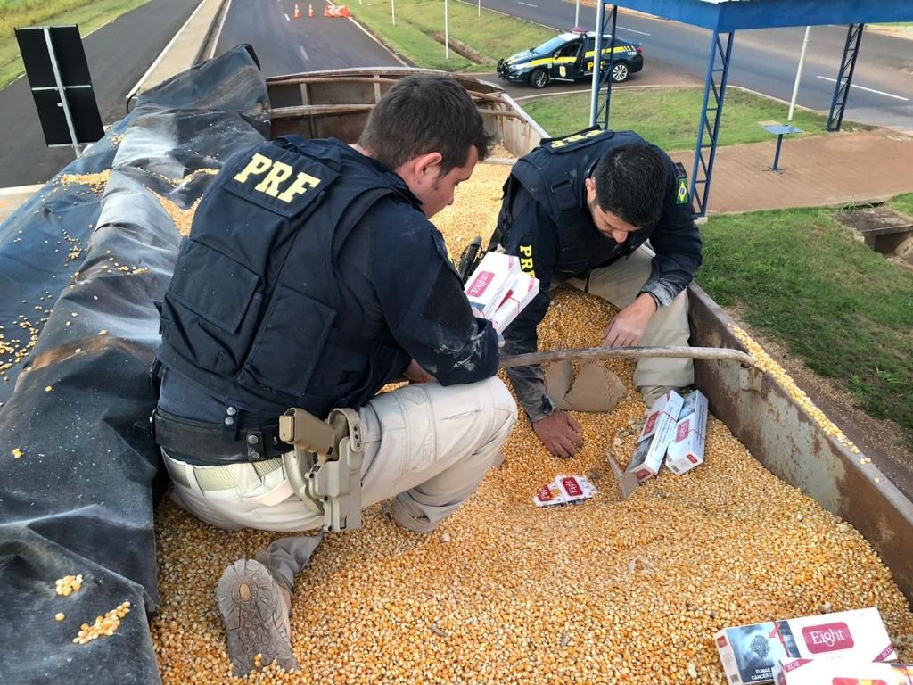 Caminhoneiro é flagrado com 900 caixas de cigarros contrabandeados na BR-163