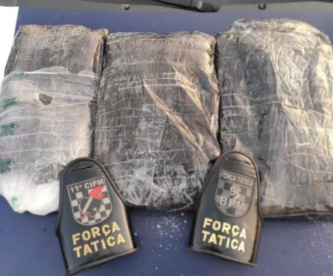 PM prende mulher com três pacotes de cocaína dentro de ônibus na capital Divulgação