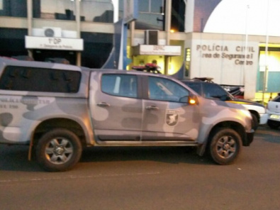 Viatura do Bpchoque frente a DEPAC-centro. Foto: Osvaldo Nóbrega/ TV Morena