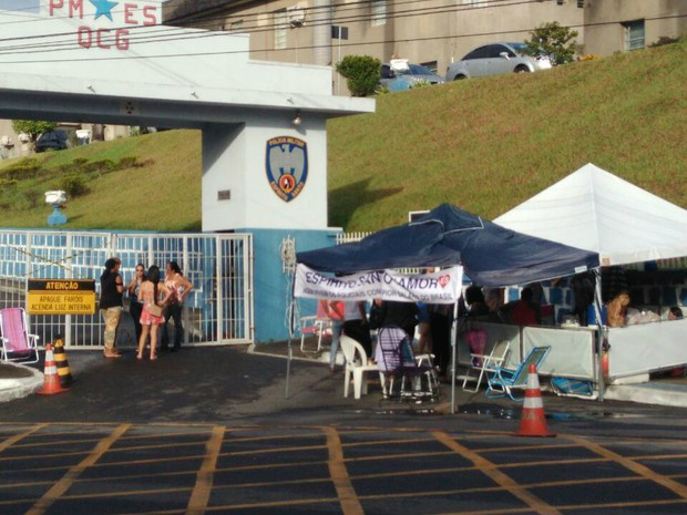 Manifestação de pequeno grupo continua em quartel na manhã desta terça (Foto: Diony Silva/ A Gazeta)