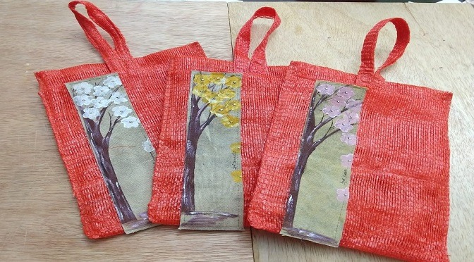 Presas transformam embalagens de frutas a big bags em produto de moda e utilitários nas mãos Keila Oliveira