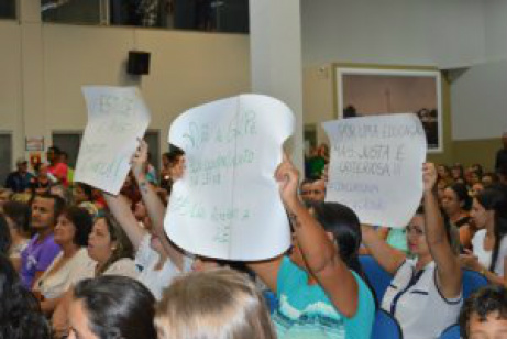 Profissionais da educação realizaram manifesto na Câmara.