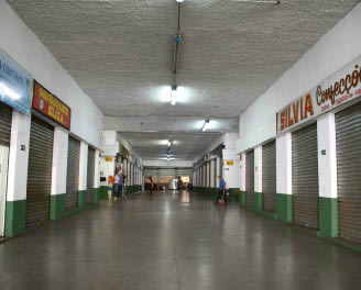 Diversas lojas estão fechadas na antiga estação rodoviária - Foto: Gerson Oliveira / Correio do Estado