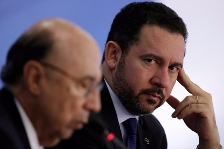 Após discussão com a base, governo deve anunciar hoje nova meta fiscal Os ministros Henrique Meirelles (esquerda) e Dyogo Oliveira
Ueslei Marcelino/07.04.2017/Reuters