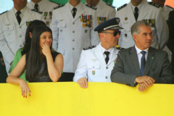 Durante desfile, Reinaldo diz que “federação precisa ser rediscutida” Governador Reinaldo Azambuja (PSDB) e vice-governadora Rose Modesto (PSDB) assistiram desfile (Foto: Marcos Ermínio)