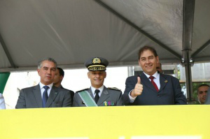 Durante desfile, Reinaldo diz que “federação precisa ser rediscutida” Prefeito Alcides Bernal (PP) também ocupou palanque e assistiu desfile (Foto: Fernando Antunes)