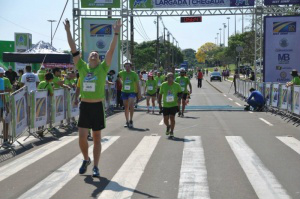 Com 2,4 mil competidores, corrida reúne famílias na Afonso Pena Corrida teve mais de 2 mil inscritos (Foto: Marcelo Calazans)