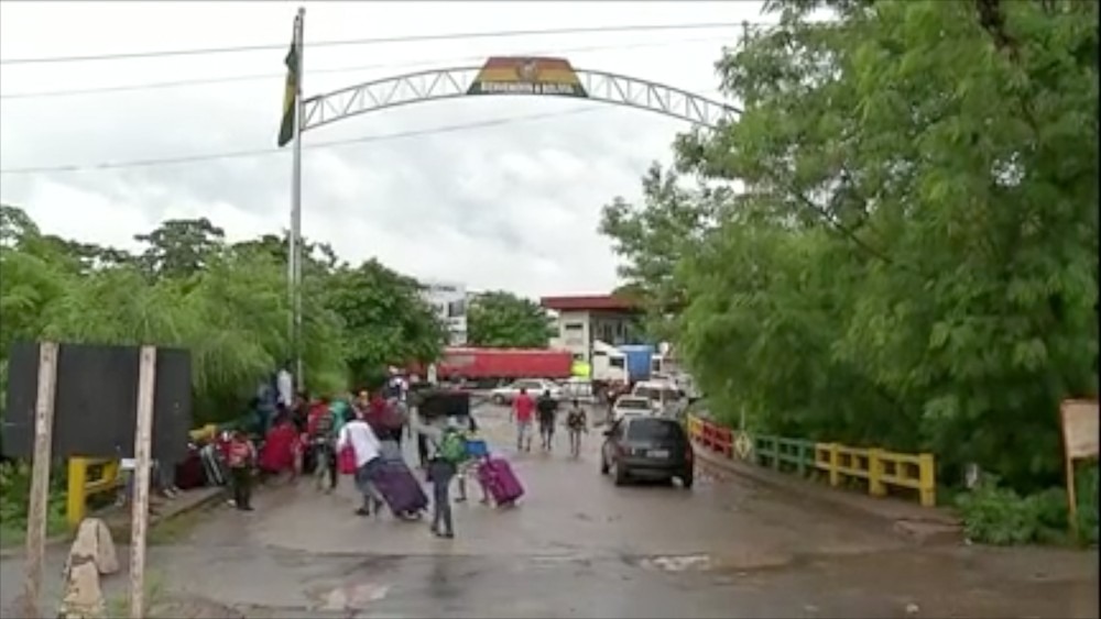 Fronteira entre Brasil e Bolívia, em Corumbá (MS), é fechada por caminhoneiro bolivianos em protesto contra ação de Evo Morales (Foto: Reprodução)