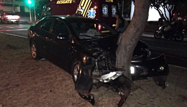 Motorista abandona passageira ferida após bater em árvore (Nova News)
