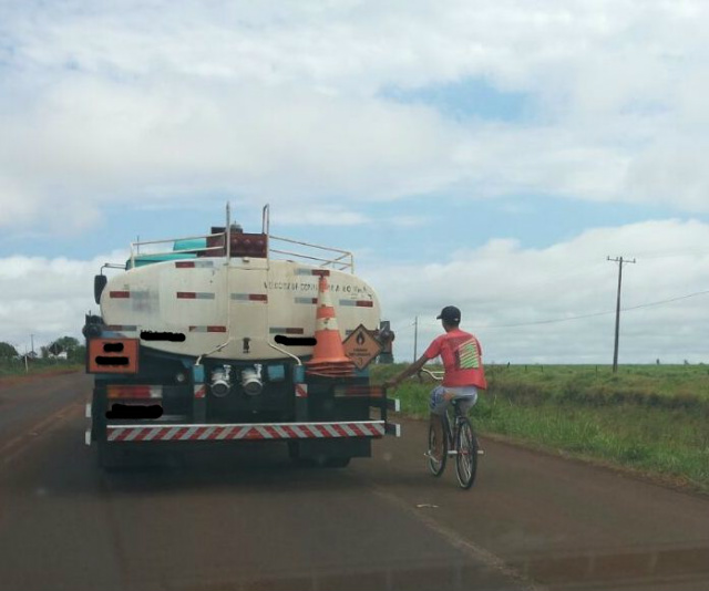 Internauta flagra ciclista pegando "carona" em caminhão na BR-463 Motorista jogou o veículo no acostamento para que ciclista soltasse do caminhão - Foto: WhatsApp