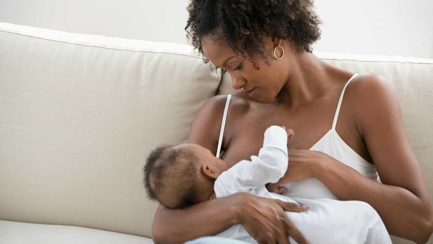 Mulheres que amamentam podem reduzir riscos do câncer de mama (Istock)