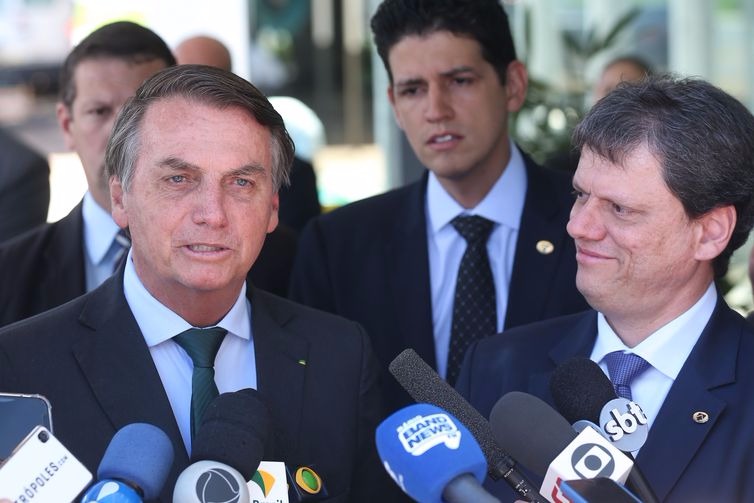 O presidente Bolsonaro e o ministro da Infraestrutura, Tarcísio de Freitas, durante entrevista à imprensa, hoje, em Brasília    (Antonio Cruz/Agência Brasil)
