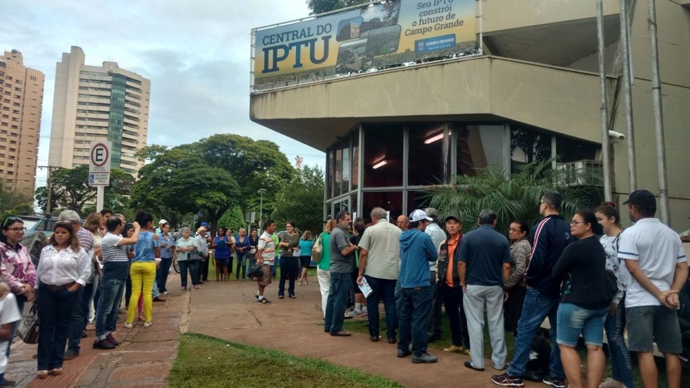 Central do IPTU lotada nesta quarta-feira em Campo Grande, MS (Foto: Fabiano Arruda)