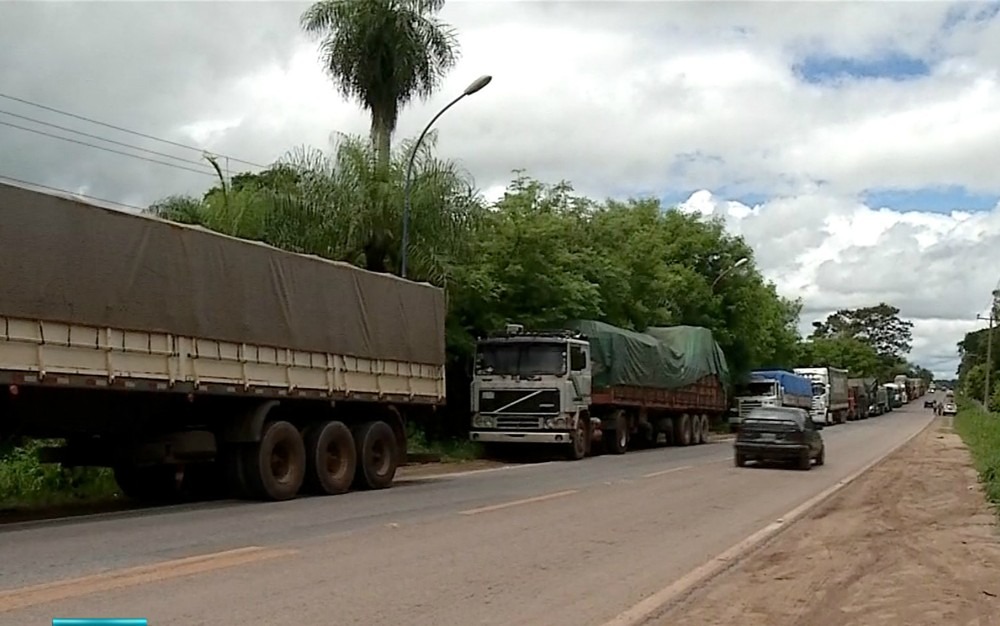 Mais de 40 caminhões foram fila na rodovia Ramão Gomes, em Corumbá (MS), aguardavam desde terça-feira (9) para atravessar a fronteira com a Bolívia, que está fechada na manhã desta quarta-feira (10) (Foto: Reprodução)