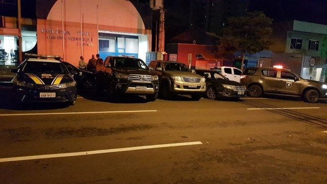 PRF e Choque prendem quadrilha com 4 caminhonetes roubadas
