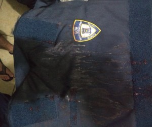 Colete do guarda municipal com mancha de sangue - Divulgação