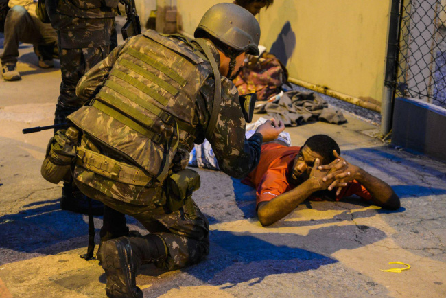 Cidades do ES vivem clima de ‘estado de sítio’, paralisada pelo medo da violência Soldados do exército revistam pessoas nesta segunda, em Vitória.
GABRIEL LORDELLO EFE