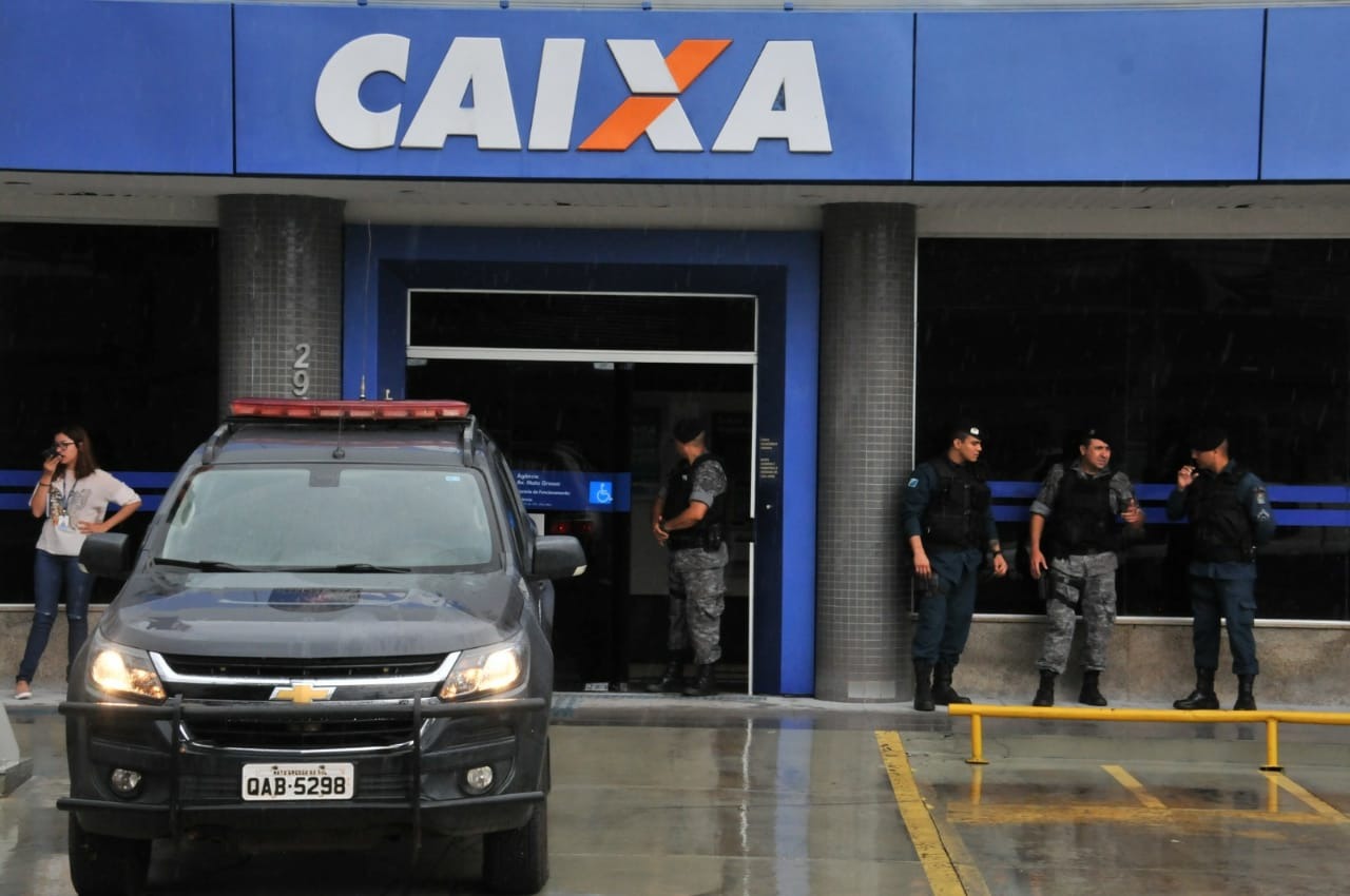 Policiais do Batalhão de Choque e Polícia Militar atendem a ocorrência. Valdenir Rezende