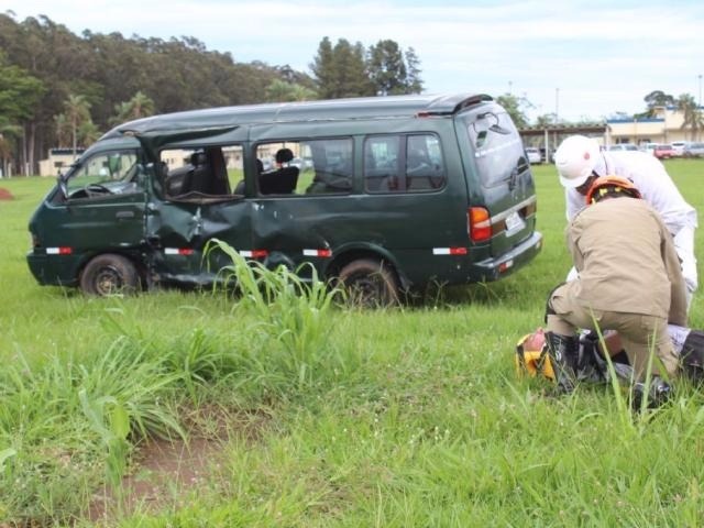 Acidente entre Van e carreta deixa três pessoas feridas na MS-276 (Foto: Luis Gustavo/Jornal da Nova)