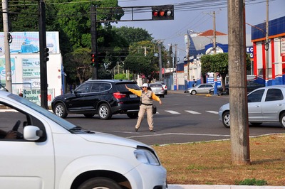 Servidores da Agetran foram chamados para controlar trânsito já que semáforos não funcionavam - Foto: Valdenir Rezende / Correio do Estado