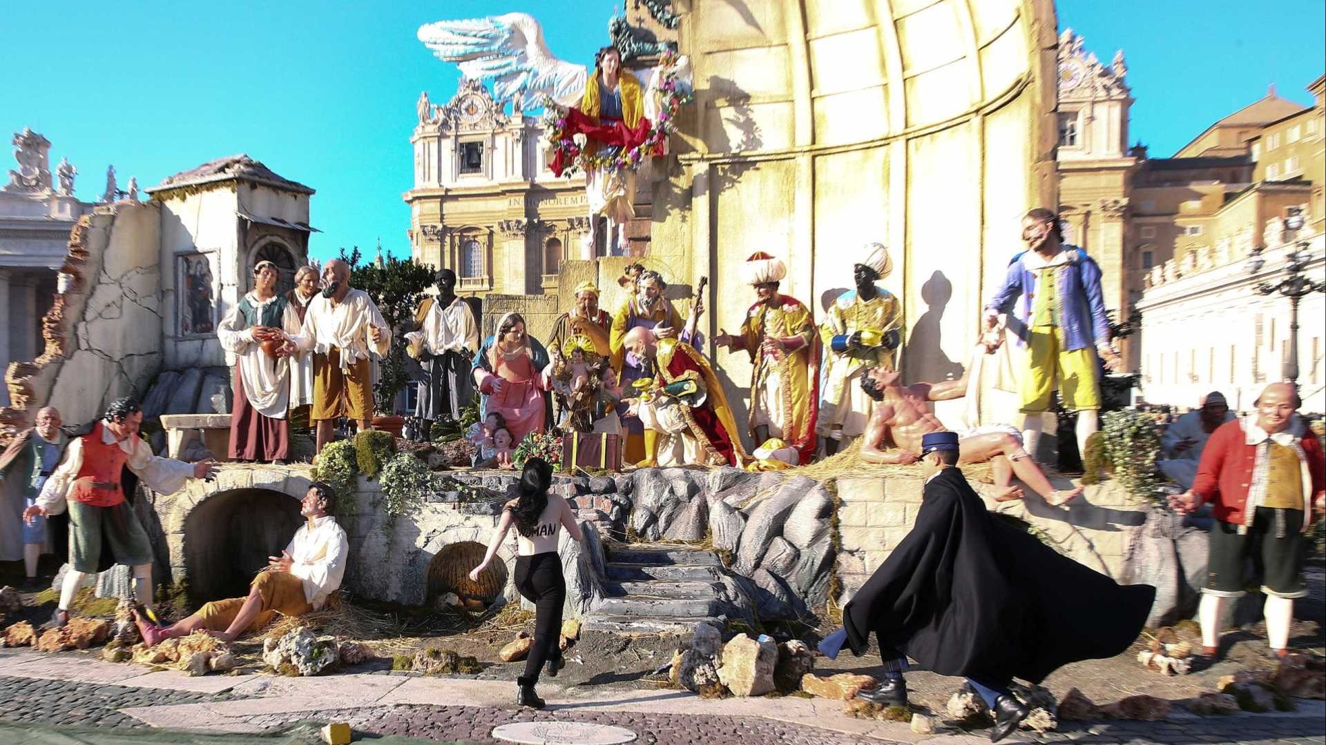 Mulher seminua tenta roubar estátua de Jesus do presépio do Vaticano