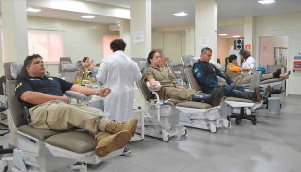 Para ajudar crianças com câncer policiais fazem doação coletiva de sangue (Divulgação/PRF)