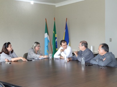Délia recebe superintendente da Caixa e conversa sobre projetos Foto: Assecom
Prefeita Délia tratou com representantes da Caixa sobre investimentos futuros