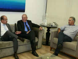 Barbosa, Chaves e Azambuja acertando detalhes da nomeação.
(Foto: Sejusp/Divulgação)