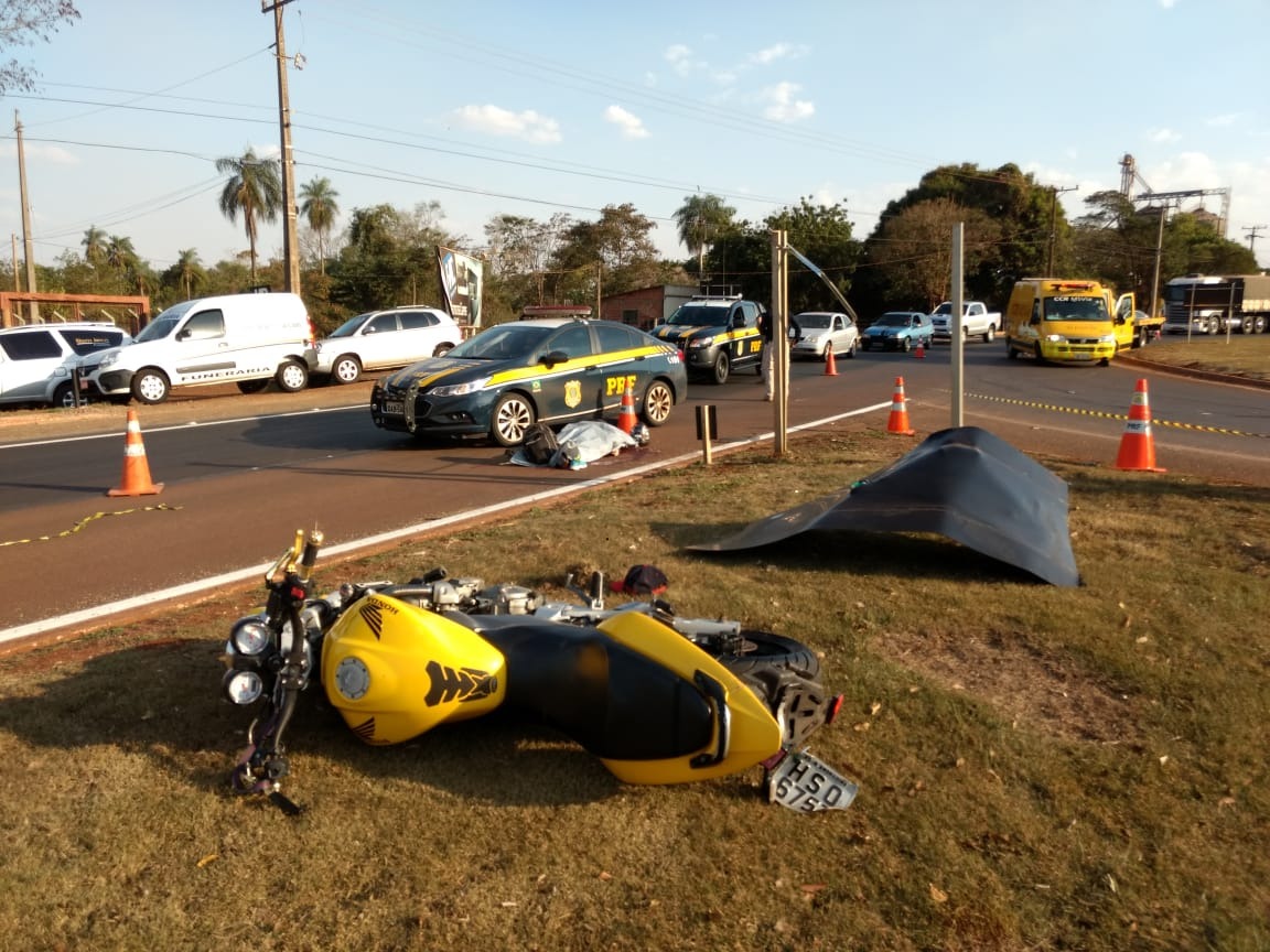 Passageira morreu após moto bater e arrancar placa de sinalização. Osvaldo Duarte