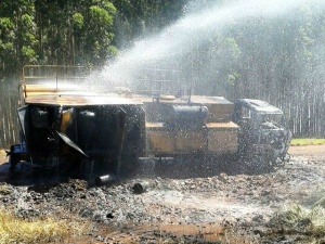 Caminhão pega fogo próximo a fazenda Caminhão ficou totalmente destruído pelo fogo - Foto: Divulgação