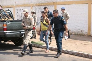 Moradora de rua é esfaqueada após briga por causa de cachorro Mulher acusada de tentar matar outra é detida por bombeiros e policiais militares (Foto: Marcelo Victor)