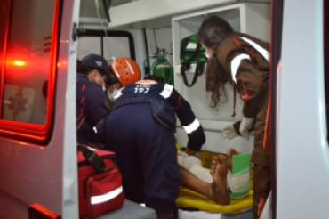 Motociclista atropela pedestre e ambos ficam gravemente feridos Atropelamento no Copavilla deixou motociclista e pedestre feridos (Foto:Alessandro Martins)