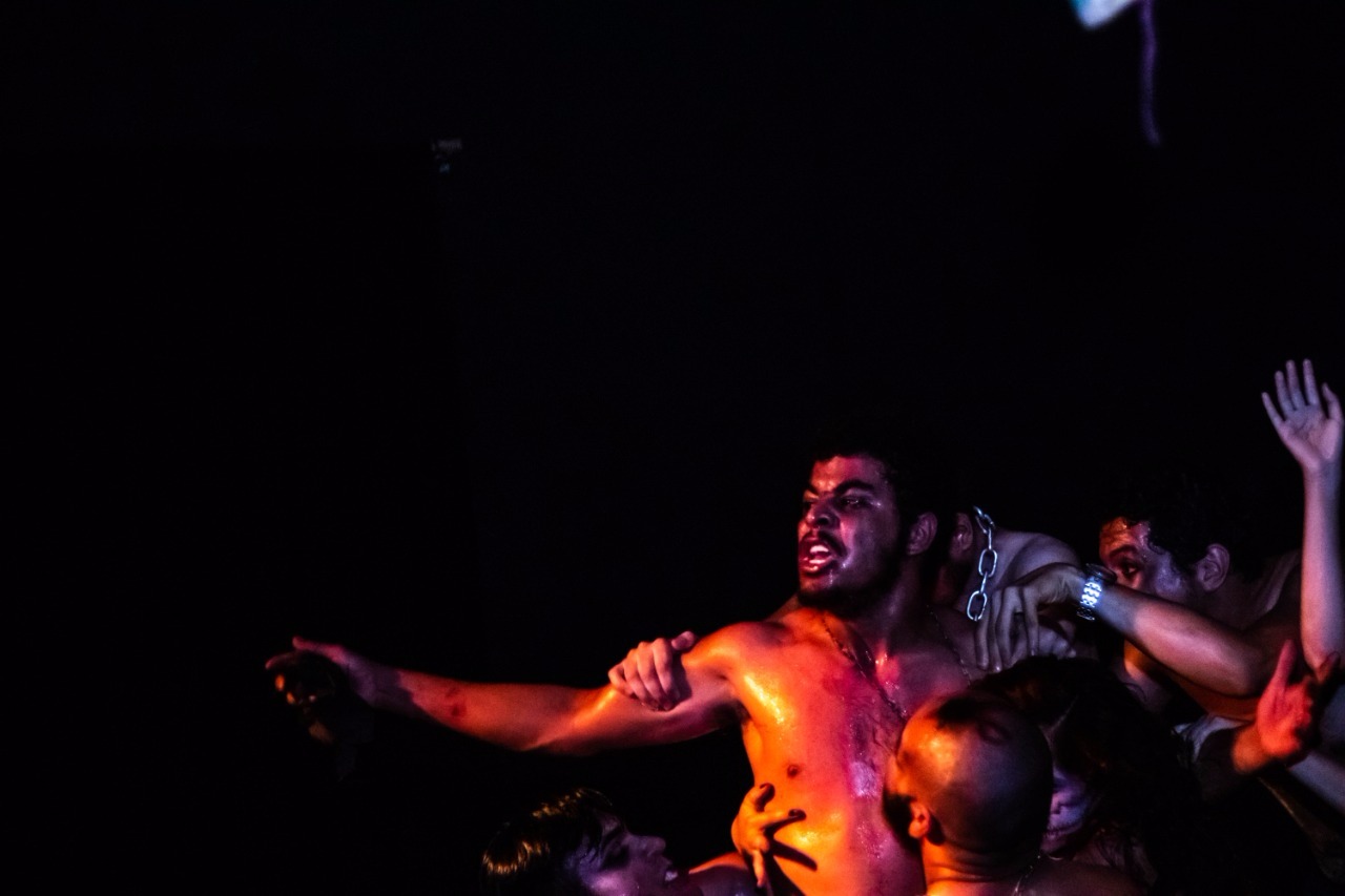 Teatro de Arena Helena Meireles recebe espetáculo sobre homem apaixonado pelo dedão do pé Foto - Henrique Kawaminami